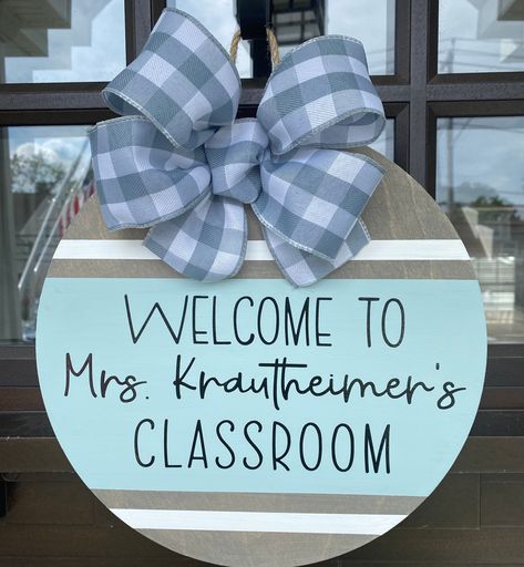 Classroom Door Signs Teacher Name Diy, Teacher Door Signs Diy, Teacher Door Hanger Classroom Signs, Teacher Signs Wooden, Welcome Sign Classroom, Teacher Welcome Sign, Teacher Welcome Signs, Classroom Door Sign, Teacher Classroom Sign