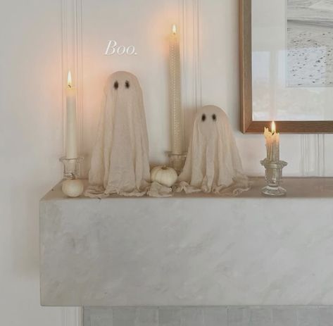 Minimalist Halloween, Halloween Mantle, Casa Halloween, Adornos Halloween, Theme Halloween, Fall Halloween Decor, Halloween Inspiration, Halloween Deco, Halloween Home Decor