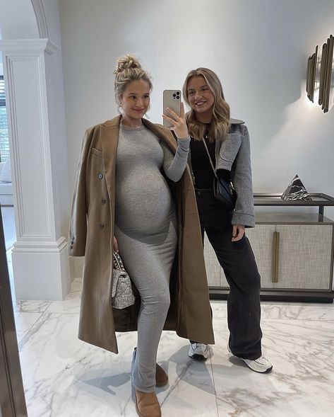 Winter Bump Style, Fall Winter Maternity Style, Pregnant Style Winter, Bump Style Winter, Pregnant Winter Outfits, Pregnancy Outfits Winter, Pregnancy Winter Outfits, Pregnant Street Style, Pregnancy Fits