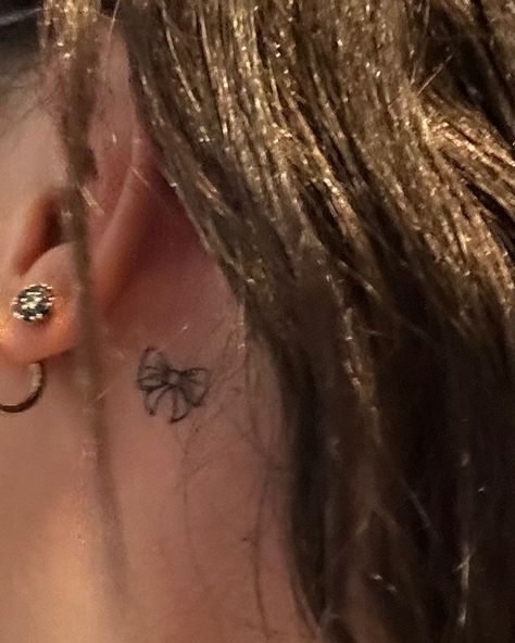 Tattoo Behind Ear Aesthetic, Behind Tattoos Ear Small, Tattoo Inspo Behind Ear, Tattoo Ideas 2000’s, Bow Tattoo Aesthetic, Bow Neck Tattoo, Bow Tattoo Behind Ear, Tattoo Behind Ear Ideas, Behind The Ear