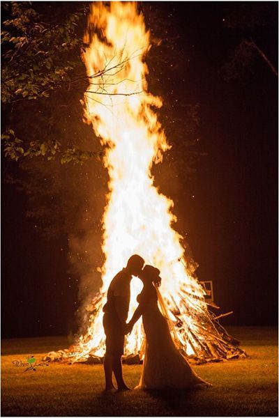 After Dark: 50 Gorgeous Nighttime Wedding Photos Wedding Campfire Ideas, Camp Fire Photoshoot Couple, Campfire Wedding Photos, Bonfire Prenup Shoot, Bonfire Wedding Photos, Bon Fire Photoshoot, Bon Fire Wedding, Bonfire Couple Shoot, Bonfire Engagement Photos