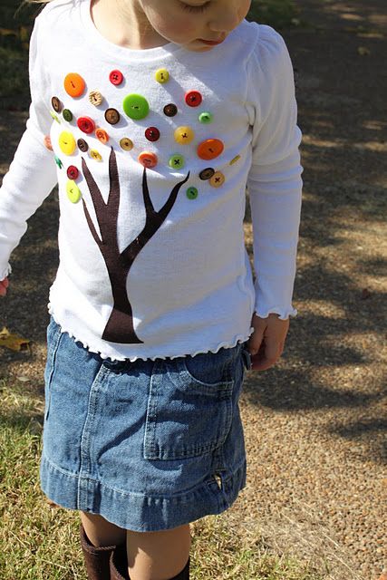 adorable fall shirts, may try green christmas tree and ornaments too!! : ) Button Tree, Fall Tshirt, Shirt Tutorial, Autumn T Shirts, Tree Shirt, Thanksgiving Shirts, Diy For Girls, Sewing For Kids, School Crafts