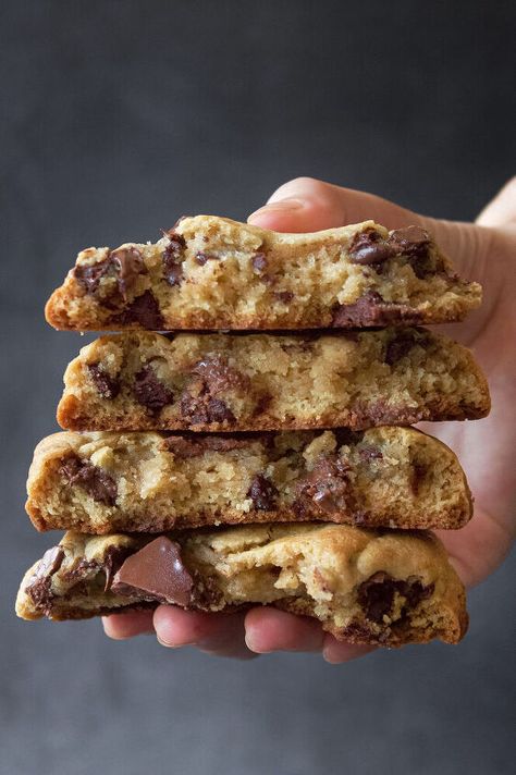 Type Of Cookies, New York Cookies, Thick Cookies, Crunchy Chocolate Chip Cookies, Cookies Aesthetic, Crispy Chocolate Chip Cookies, American Cookies, Viral Recipes, Levain Bakery