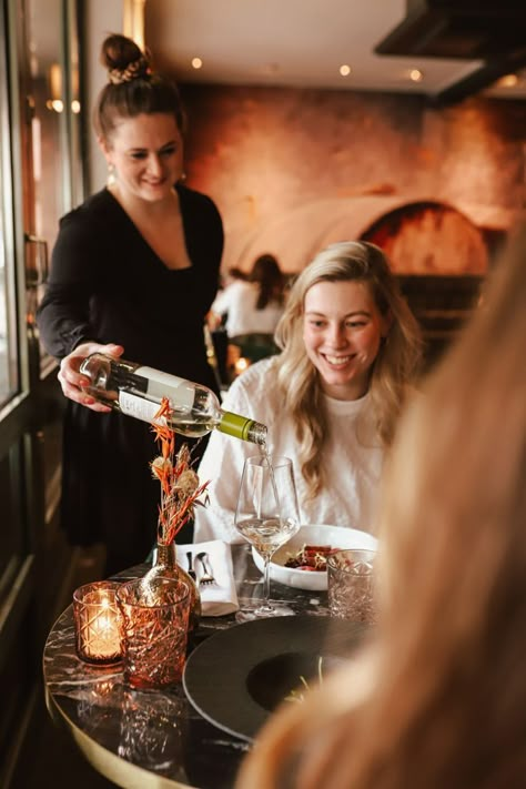 People At Restaurant Photography, Moody Restaurant Photography, Bar Photography People, Restaurant Photography People, Restaurant Lifestyle Photography, Restaurant Photography Photo Ideas, Restaurant Photoshoot Ideas, Lifestyle Photography Food, Restaurant Photoshoot