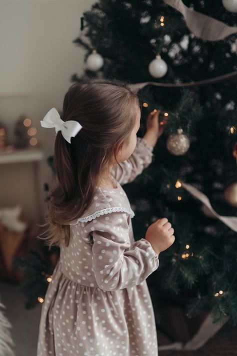 Magical Christmas Hairstyles for Kids: Bringing Festive Joy Elegant Curls, Christmas Hairstyles For Kids, Christmas Tree Photography, Childrens Hairstyles, Hairstyles Simple, Christmas Portraits, Reindeer Antlers, Christmas Family Photos, Christmas Hairstyles