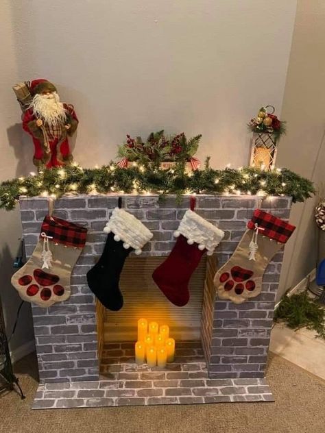 Christmas Chimney Diy, Diy Fireplace Christmas Decor, Diy Christmas Chimney, Diy Fireplace Christmas, Diy Christmas Fireplace, Large Christmas Decorations, Christmas Float Ideas, Christmas Themes Decorations, Diy Christmas Decorations Easy