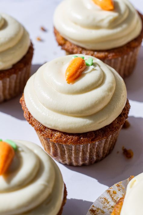 Our mom’s carrot cake is one of the most popular recipes on the site, so we made this cupcake version which is based on the same delicious original version. The cake is made with shredded carrots, spices, and the secret ingredient-pineapple. The carrot cake cupcakes are topped with a cream cheese icing, because what is Carrot Cupcake Recipe, Carrot Cake Dessert, Carrot Cake Recipe Healthy, Carrot Cake Recipe Easy, Spring Cupcakes, Moist Carrot Cakes, Easy Carrot Cake, Carrot Cake Muffins, Carrot Cake Cupcakes