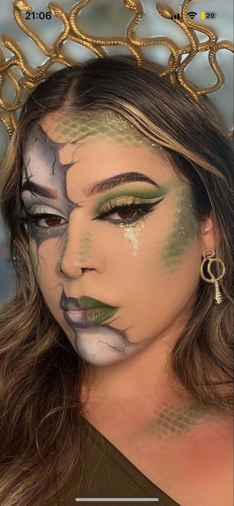 Esthetician Halloween Costume, Madussa Face Makeup, Medusa Face Makeup, Medusa Makeup Halloween Simple, Medusa Costume Hair, Medusa Make Up Easy, Medusa Make Up Ideas, Scary Medusa Costume, Medusa Makeup Ideas Simple