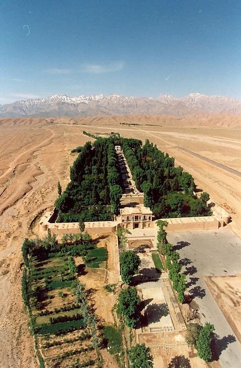 Sky People, Iranian Architecture, Persian Garden, Iran Travel, Paradise Garden, Sky Mountain, Design Outdoor, Ancient Architecture, People Standing