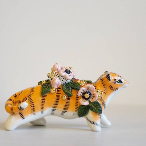 tiger with flowers Tiger Flower, Contemporary Pottery, Small Sculptures, Clay Animals, Diy Pottery, Ceramics Pottery Art, Cute Clay, Clay Figures, Amazon Handmade