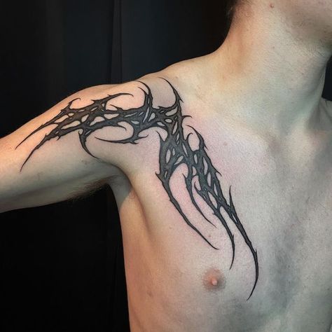 𝔘𝔪𝔟𝔯𝔄 on Instagram: "Thank you for this #freehand . . . . . #goth #neotribal #neotribaltattoo #lettering #darklettering #darkletters #tattoo #trashtattoo #blacktattoo #deathcore #organic #organictattoo #grindcore #dsbm #strasbourg" Grunge Tattoo Designs Men, Tattoos On Chest Men, Goth Chest Tattoo Men, Neotribal Tattoo Design Chest, Neotribal Tattoo Shoulder, Grunge Shoulder Tattoo, Aggrogoth Tattoo Arm, Goth Tattoo Men, Skeleton Shoulder Tattoo