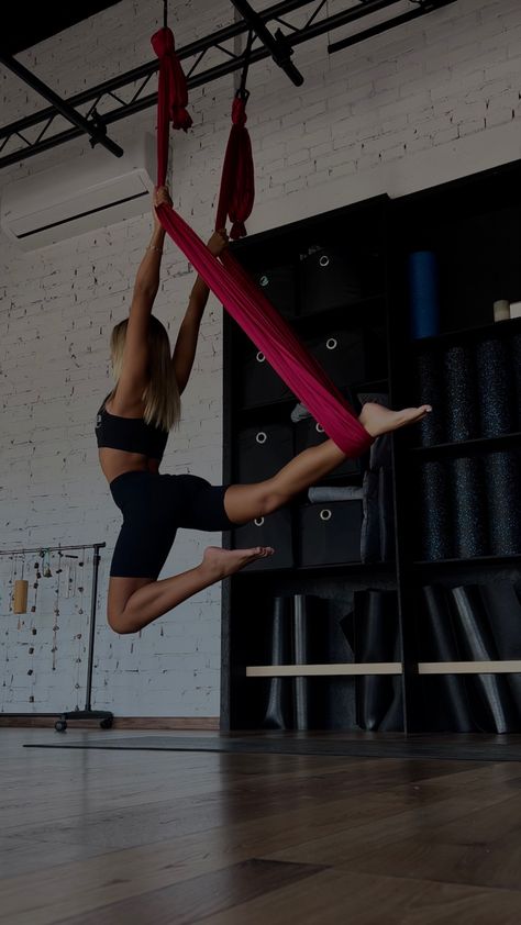 Aerial Silks Beginner, Silk Yoga, Sky Yoga, Flying Yoga, Air Yoga, Aerial Yoga Poses, Yoga Aesthetic, Aerial Photography Drone, Acrobatic Gymnastics