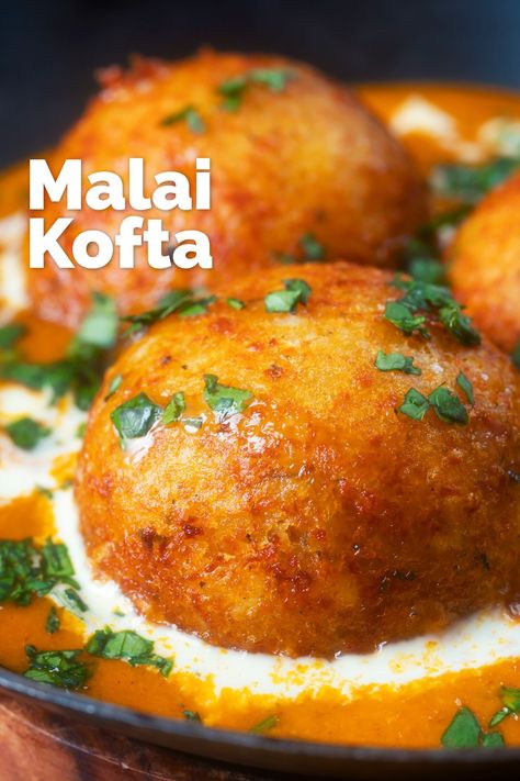 Malai kofta is a glorious vegetarian dish from the north of India featuring fried balls of potato and paneer in a spicy tomato based gravy. This dish has a long old list of ingredients and may seem quite complex, but it is a series of very simple tasks and it cooks in a shade under 1 hour! Kofta Recipe Vegetarian, Fried Balls, Veg Dinner Recipes, Kofta Recipe, Malai Kofta, Food To Try, Vegetarian Dish, Curry Recipes Indian, Veg Dishes