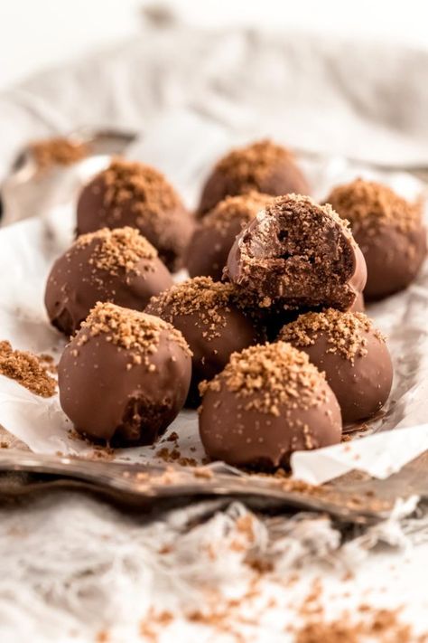 Gingerbread Truffles Truffles Christmas, Gingerbread Ideas, Truffle Flavors, Gingerbread Truffles, Gingerbread Cookie Truffles, Gingerbread Truffles Recipe, Truffle Recipe Christmas, Sweet Truffles, Christmas Truffles