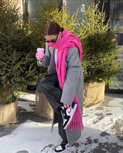 Pink Scarf Outfit, Winter Mode Outfits, Ny Outfits, Winter Fashion Outfits Casual, Professional Outfits Women, Scarf Outfit, Cozy Winter Outfits, Pink Scarf, Cold Outfits