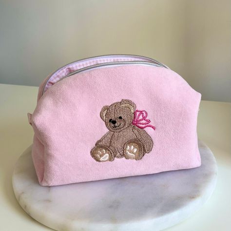 Bear Embroidered Makeup Bag Size: 20x10x9cm ✂️%100 cotton fabric. 🧼Washing Instructions: It can be hand washed. Please don't iron. 📦 Packaging: The products are shipped out within 1-2 working days. Embroidered Makeup Bag, Aesthetic Pouches, Makeup Bag Coquette, Cute Makeup Pouch, Cute Pouches, Wishlist Board, Bear Makeup, Diy Pouch, Cute Makeup Bag