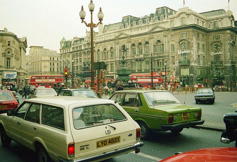 Picadilly 1984 England Aesthetic, Swinging London, London Boutique, 70s Aesthetic, Piccadilly Circus, Cars Uk, Good Environment, London Calling, Old London