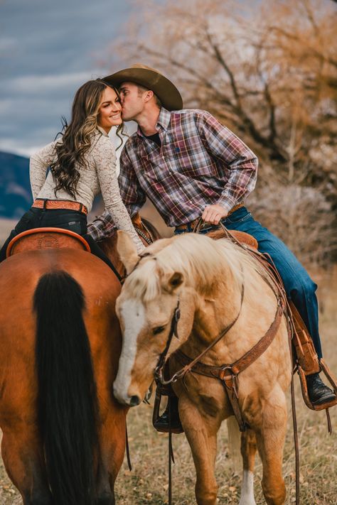 Couple Horse Photography, Horse Engagement Photos, Cowboy Shoot, Couple Western, Western Pics, Western Engagement Pictures, Western Photoshoot Ideas, Western Couple Photoshoot, Western Engagement Photos