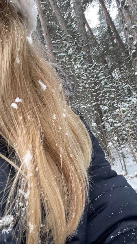 Winter Photos Aesthetic, Snow In Hair, Winter Photo Ideas Instagram, Snow Girl Aesthetic, Winter Girl Aesthetic, Blonde Winter, Winter Squirrel, Winter Pfp, Ethereal Angel