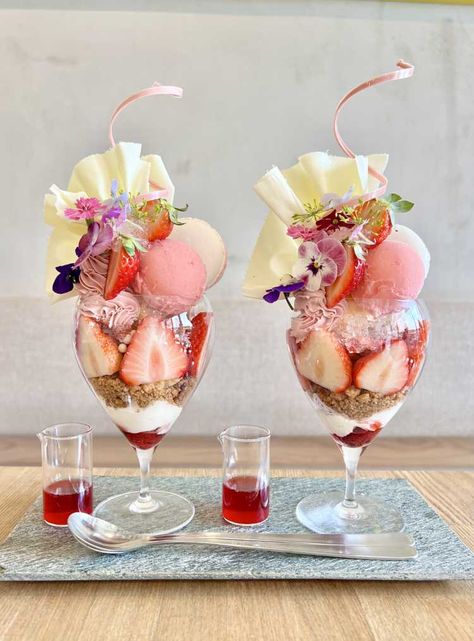 Japanese Parfait Aesthetic, Parfait Japanese, Japanese Parfait, Healthy Baking Alternatives, Matcha Food, Sugar Free Pastries, Kawaii Parfait, Ice Cream Parfait, Strawberry Sweets