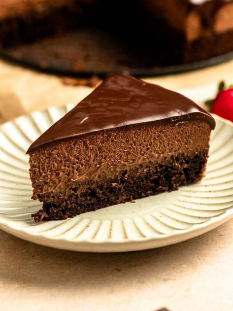 Most Amazing Chocolate Mousse Cake - Rich And Delish Boston Cream Pie Cake, Citrus Cake, Boston Cream Pie, Chocolate Pancakes, Chocolate Mousse Cake, Icebox Cake, Delicious Cake Recipes, Pie Cake, Creamy Chocolate