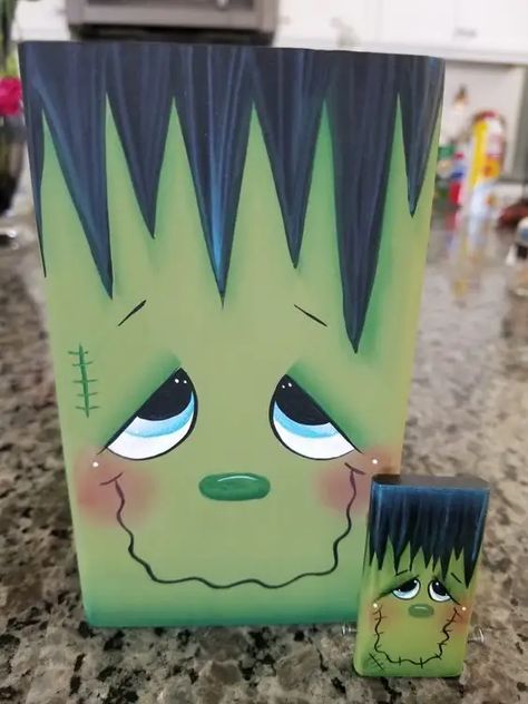 Frankenstein Faces Painted On Wood, Frankenstein Faces On Wood, Leaner Boards, Halloween Woods, Halloween Signage, Halloween Calabazas, Frankenstein Face, Diy Halloween Crafts, 2x4 Crafts