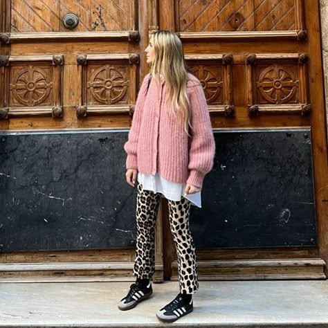 Carrot Pants Outfit Street Styles, Fall 2023 Comfy Outfits, Colourful Fall Outfit, Comfy Fall Fits, Best Fall Outfits, Punk Streetwear, Looks Street Style, February 22, Trendy Fall Outfits