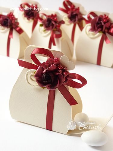 Burgundy And Khaki Wedding, Khaki Wedding, Dark Red Wedding, Wedding Bomboniere, Red Weddings, Dark Red Roses, Ribbon Box, Ribbon Decorations, Wedding Idea