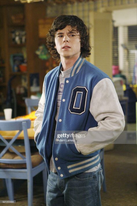 Charlie Mcdermott as Axl Heck from The Middle Axl The Middle, Axl Heck, The Middle Series, The Middle Tv Show, Charlie Mcdermott, Justin Long, Cute Football Players, Stuck In The Middle, Classic Tv