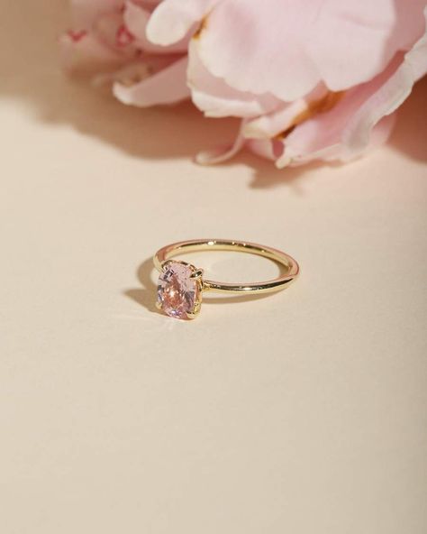 Rings Aesthetic Gold, Pink Diamond Wedding Rings, Engagement Rings Simple, Grunge Ring, Pink Stone Engagement Rings, Gold Ring Jewelry, Stone Ring Design, Cute Promise Rings, Ring Aesthetic