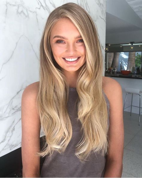 Romee Strijd Victoria Secret Hair Tutorial, Victoria Secret Hair, Blond Rose, Short Hair Ponytail, Natural Blonde, Romee Strijd, Blonde Hair Inspiration, Blonde Hair Looks, Brown Blonde Hair