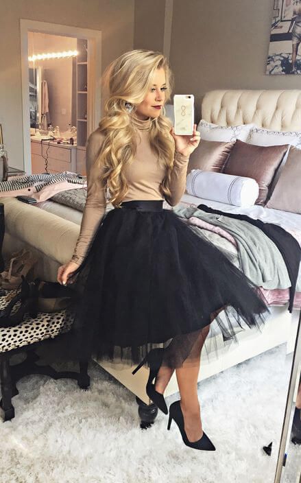 Black Tulle Skirt And Heels, Tan Turtleneck Black Tulle Skirt, Tulle Skirts Outfit, Rok Outfit, Gonna In Tulle, Skirt Tutu, Skirt Tulle, Mode Tips, Christmas Party Outfit, Christmas Party Outfits