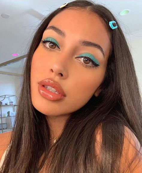 TRENDY FEMALE FASHION on Instagram: “which look would you go for?? Follow @trendyff for more posts like these ✔️” #cindykimberly #blueeyeshadow #blue #eyeshadowlooks #makeup #makeuplook Editorial Make-up, Summer Makeup Trends, Eyeliner Tips, Halloween Beauty, Beauty Make-up, Makeup Hacks, Creative Eye, Blue Eyeshadow, Editorial Makeup