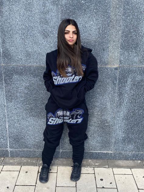 Trapstar Women Outfit, Corteiz Tracksuit On Girl, Trapstar Tracksuit Women, Tuta Trapstar, Trapstar Girl, Trackies Outfit, Trapstar Women, Trapstar Tracksuit, Chav Outfits