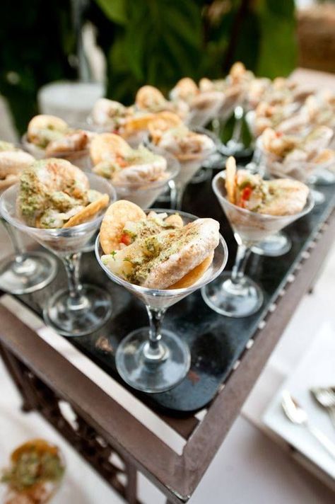 20 Impossibly Fun Wedding Ideas for Your Indian Wedding Aloo Chop, Indian Wedding Food, Buffet Stations, Drinks Reception, Indian Appetizers, Festive Food, Pani Puri, Diwali Party, Indian Party