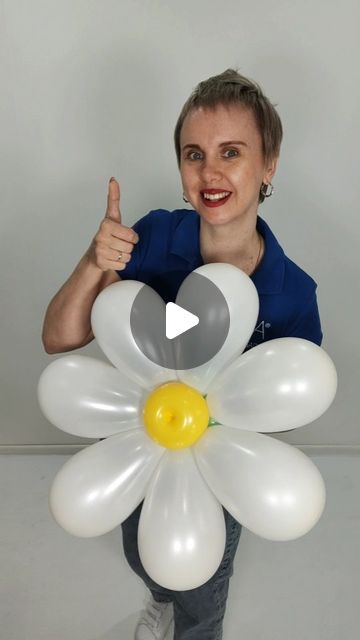 Balloon Modelling Step By Step, Flower Balloon Column, Ballon Flower Tutorial, Balloon Flowers Diy Tutorials, Balloon Hairstyles, Balloon Flower Tutorial, Easy Balloon Centerpieces, Diy Balloon Centerpieces, Balloon Bouquet Centerpiece