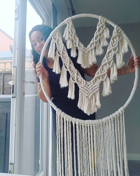 Large Hoop Wedding Backdrop, Hula Hoop Macrame, Diy Flower Chandelier Wedding Hula Hoop, Macrame Metal Hoop Ideas, Hoop Decorations, Fluffy Fringe, Crochet Hula Hoop Dreamcatcher, Dreamcatcher Wedding, Macrame Runner