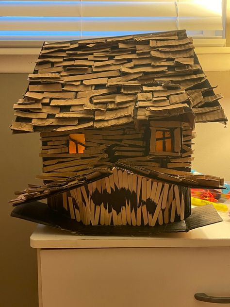 Model Haunted House, Haunted House Miniatures, Haunted House School Project, Halloween Crafts Cardboard, Halloween Crafts With Cardboard, Diy Monster House, Diy Haunted House Ideas For Kids, Monster House Decoration, Monster House Halloween Decoration