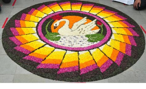 A flower rangoli – flower rangolis (pookkalam) are made by Malayalis during Onam, the biggest festival in the South Indian state of Kerala. Creative Rangoli Ideas, Onam Rangoli, Rangoli Drawing, Onam Pookalam Design, Cartoons Rangoli, Rangoli Flower, Onam Pookalam, Flower Peacock, 3d Rangoli