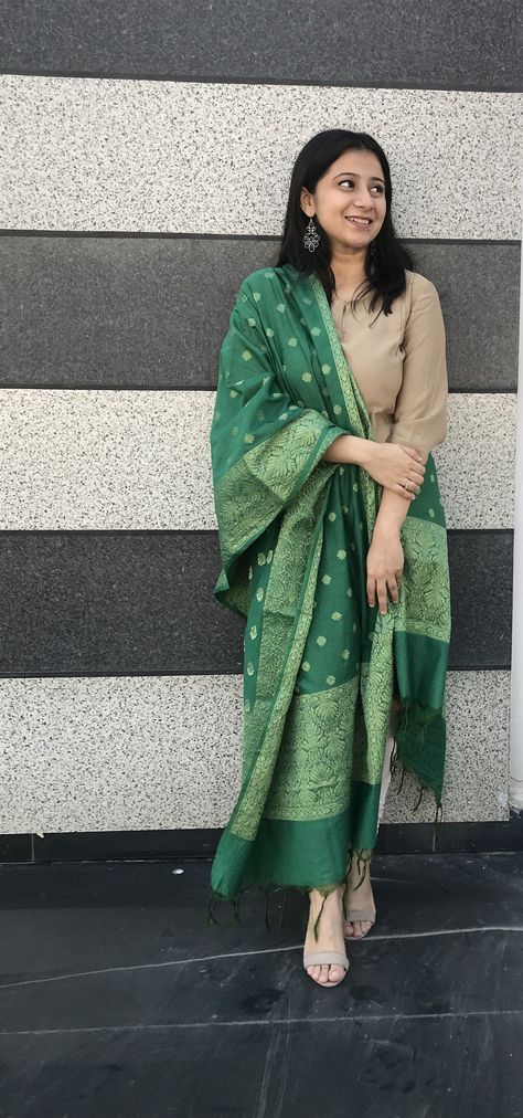 Banarasi Silk Dupatta, Banarasi Dupatta Styling, Banarasi Dupatta Suits, Banarsi Suit Design, Benarasi Dupatta, Duppattas Designs Ideas, Banarsi Suit, Suits Design Latest, Dupatta Styling