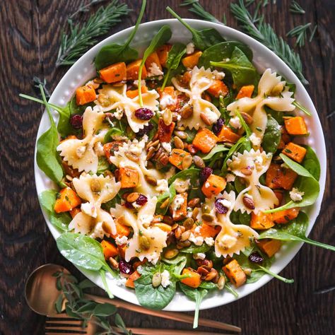 Salad With Roasted Butternut Squash, Fall Pasta, Autumn Salad Recipes, Resep Pasta, Thanksgiving Salad, Fall Salad, Butternut Squash Salad, Resep Salad, Vegetarian Menu