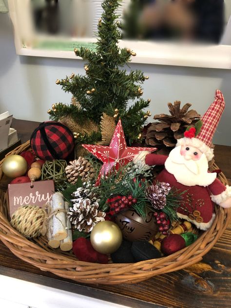 Christmas Basket Decor, Small Christmas Decor, Ideas Decoracion Navidad, Decorating Ideas For Christmas, Christmas Tree Decorating Ideas, Tree Decorating Ideas, Christmas Tree Decorating, Christmas Vignettes, Christmas Tray