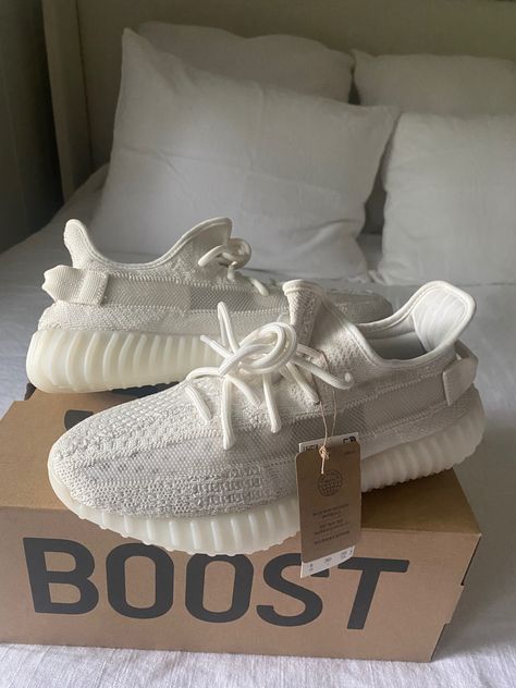 Yeezy 350 V2 Bone Outfit, Adidas Shoes Sport, White Yeezy Outfit Women, Yeezy Tennis Shoes, Cream Sneakers Outfit, Trendy Shoes 2024, Yeezy Shoes Outfit Women, White Yeezys, Aesthetic Summer Shoes