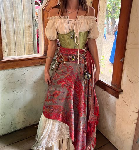 renaissance skirt with corset and lace layered skirt Renfair Costume Ideas, Cool Ren Faire Outfits, Medieval Outfit Inspiration, Fair Maiden Aesthetic, Ren Fest Barbarian, Layered Ren Faire Outfit, Ren Faire Outfit Women, Renfaire Princess Outfit, Highlander Ren Faire