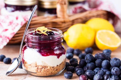 Perfectly Portable Picnic puddings - no-bake blueberry mason jar cheesecakes. Blueberry Cheesecake No Bake, Mason Jar Cheesecake, Cheesecake No Bake, Summer Picnic Food, No Bake Blueberry Cheesecake, Mason Jar Desserts, Cheesecake In A Jar, Dessert In A Jar, Mason Jar Meals