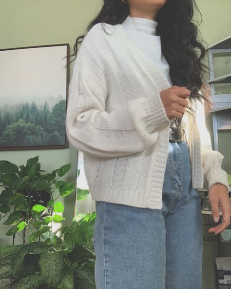 White Cardigan Winter Outfit, College Outfits Cardigan, Cardigan With Dress Aesthetic, White Cardigan Blue Jeans Outfit, Outfits White Cardigan, White Cardigan And Jeans Outfit, What To Wear With A White Cardigan, Blue And White Cardigan Outfit, White Wool Cardigan Outfit