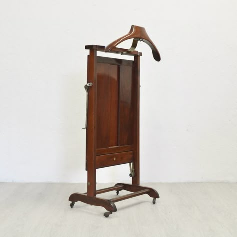 Listed on VNTG.com: Valet stand by Ico Parisi for Fratelli Reguitti | #vntg #vintage Valet Chair, Valet Stand, Coat Stands, Garden Seating, Deck Chairs, Hanging Mirror, Coat Hanger, Table Storage, Vintage Design