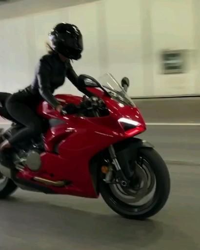 Girls Riding Bikes, Girl Motorcyclist, Ducati Motorbike, Girl Riding Motorcycle, Image Moto, Red Motorcycle, Bike Aesthetic, Biker Aesthetic, Motorcycle Aesthetic