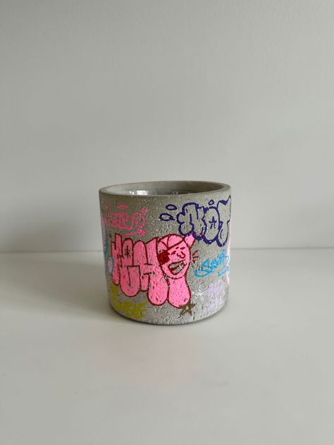 Graffiti Pottery, Graffiti Ceramics, Concrete Graffiti, Things To Fo, Candle Pot, Graffiti Painting, Ceramic Pot, Pottery Painting, Plant Pot