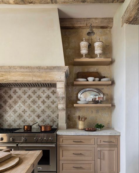 Italian Kitchen Ideas, Open Kitchen Shelving, Italian Style Home, Kitchen Shelving, Mediterranean Interior, Open Kitchen Shelves, Spanish Style Home, Italian Kitchen, French Country House